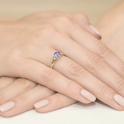 Pierścionek zaręczynowy z Tanzanitem 0,50ct i Diamentami ze złota próby 585. W-0076TAN